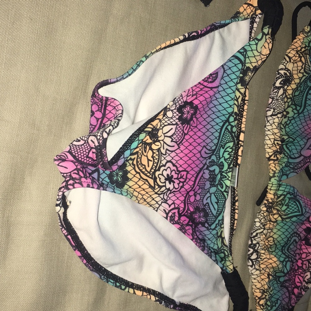 Bikini - Picture 3 of 4